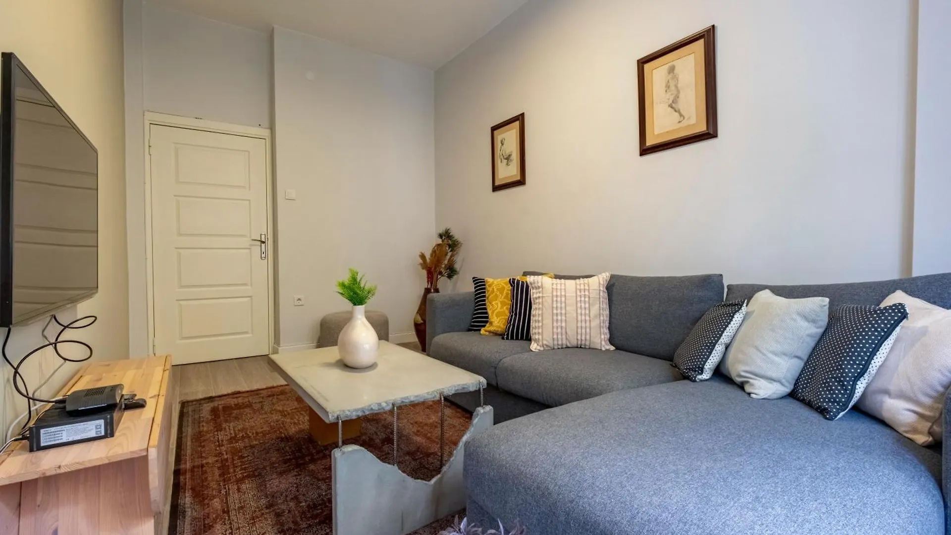 3 Bedrooms - Central Location- 1St Floor Apartment Estambul
