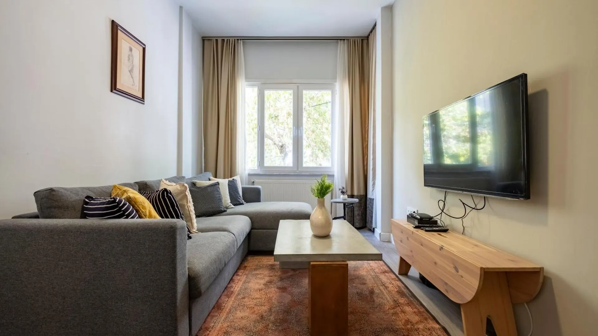 3 Bedrooms - Central Location- 1St Floor Apartment Estambul