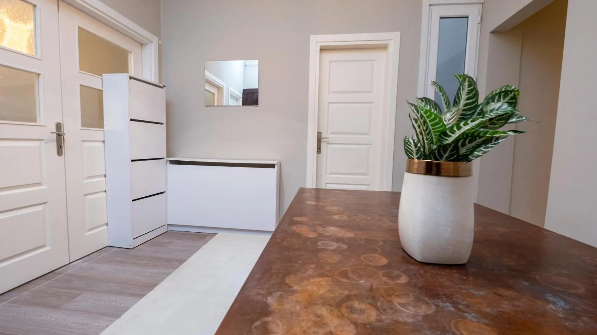 3 Bedrooms - Central Location- 1St Floor Apartment Istanboel