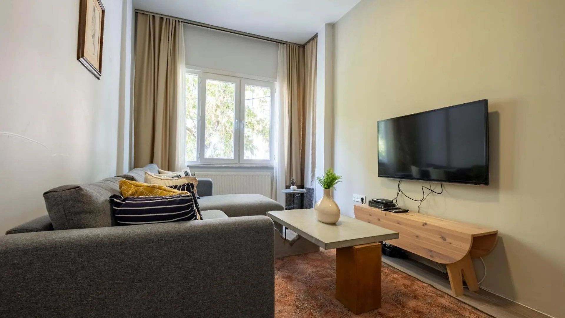 3 Bedrooms - Central Location- 1St Floor Apartment Istanboel