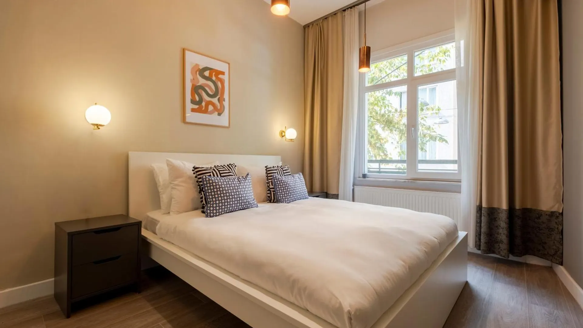 3 Bedrooms - Central Location- 1St Floor Apartment Istanboel