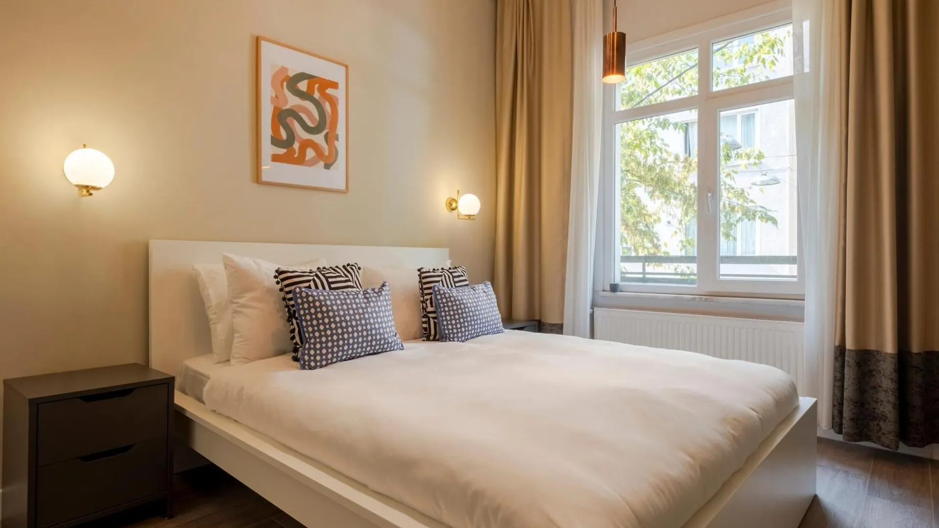 3 Bedrooms - Central Location- 1St Floor Apartment Istanboel