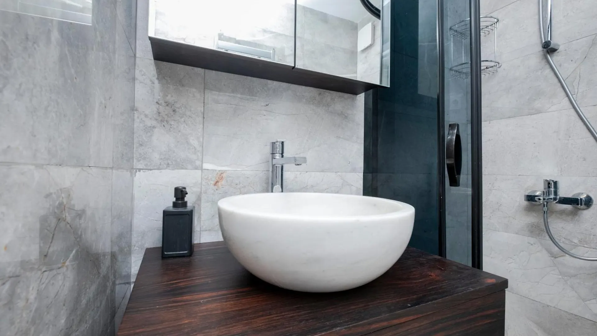 3 Bedrooms - Central Location- 1St Floor Apartment Istanboel 0*,  Turkije