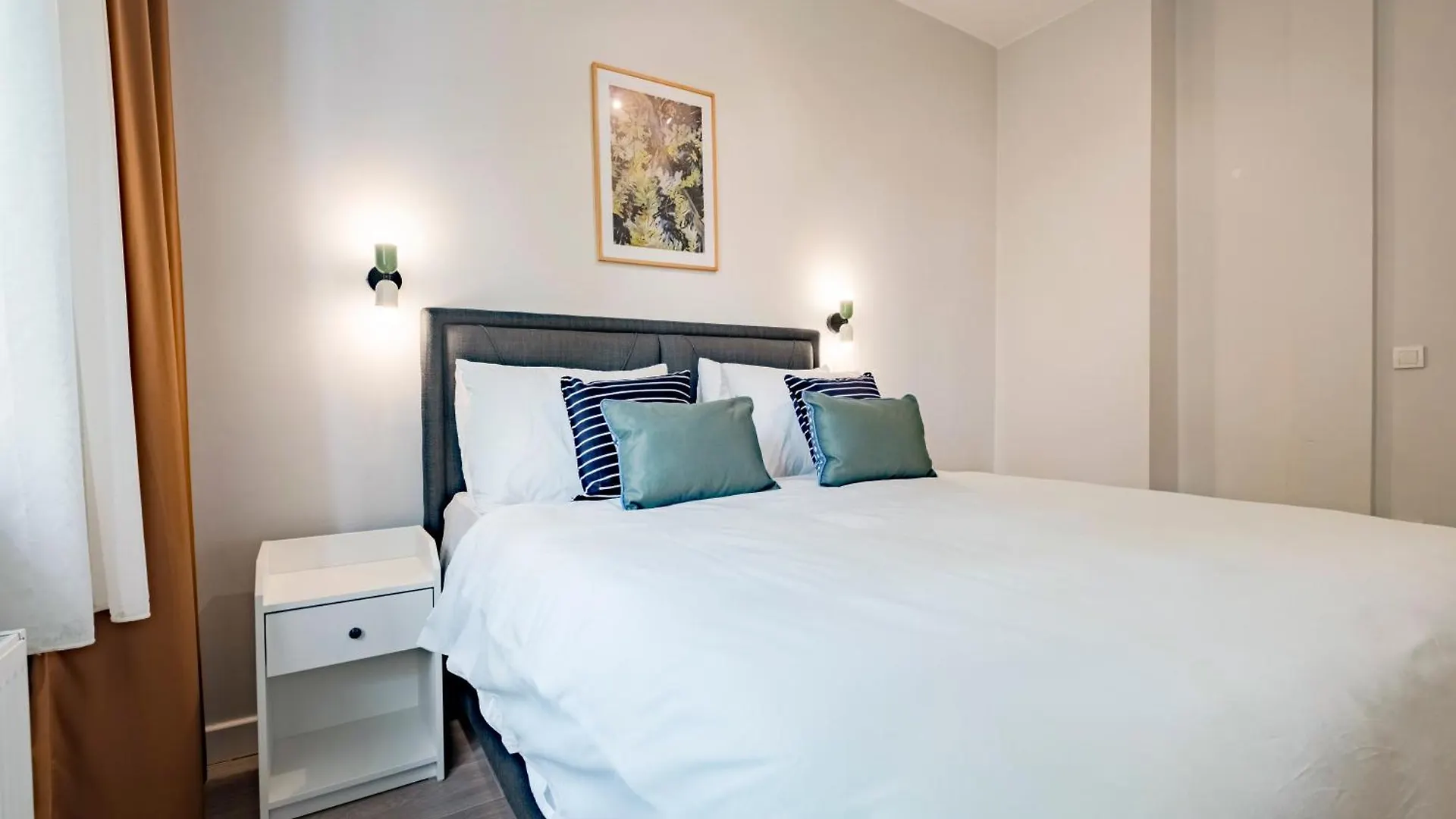 3 Bedrooms - Central Location- 1St Floor Apartment Istanboel