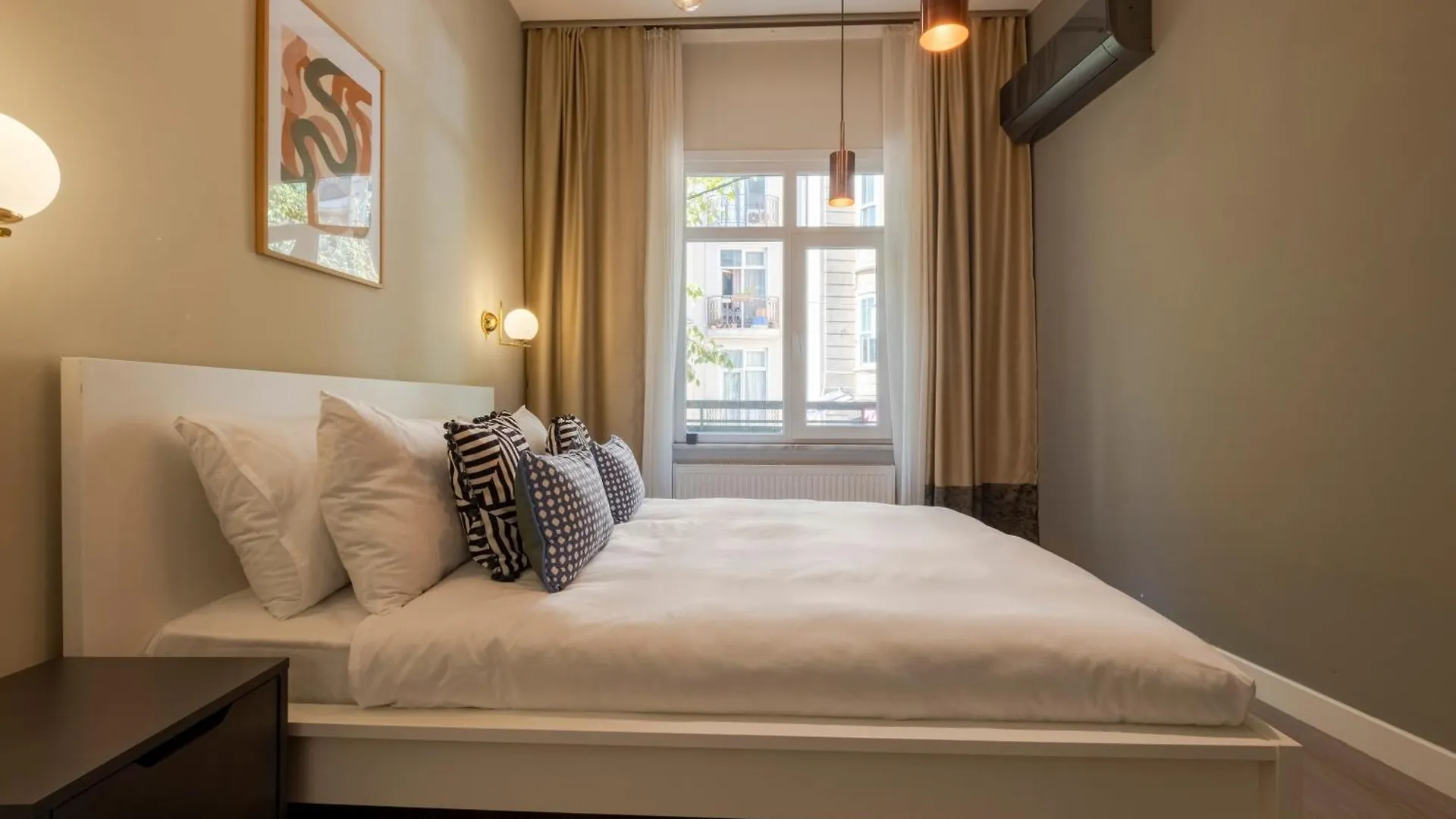 3 Bedrooms - Central Location- 1St Floor Apartment Istanboel